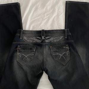Säljer mina lågmidjade raka/utsvängda vintage jeans! As snygga och coola! I mycket bra skick!💖