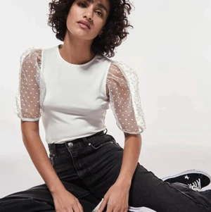 organza topp!  - Supersöt vit organza topp med fina ärmar! använd max två gånger - nyskick!! köpt på gina tricot för 259 kr säljes för 75kr, helt slut på hemsidan! <3  alla plagg tvättas innan det skickas iväg. Fler bilder eller frågor? Tveka inte att skriva! 