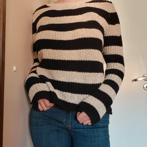 Stickad tröja - Görmysig stickad tröja med snygg passform. Säljer då den inte kommer till användning längre. Köparen står för frakten men jag kan också mötas upp i gbg!😇🧡