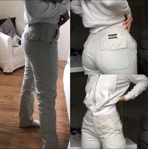 Cargo pants - Säljer dessa assnygga cargo pants från dobber för de tyvär har blivit för stora för mig :/. Jag är 178 cm och de ä Waist 32. Sen jag tog dessa bilder har jag lagt till till en slits på de me säkerhetsnålar, men om köparen ej vill ha de kan de tas bort❤️. De ä Low/midwaist och raka/ utsvängda. Köparen står för fraktkostnad!