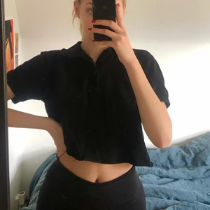 Croppad svart pikétröja  - Frakt: 30kr 💗 Köpt secondhand sedan klippt