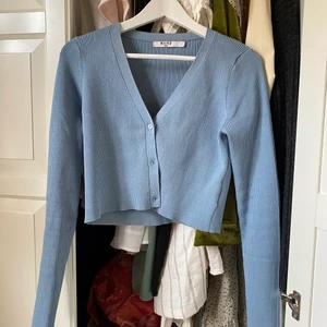 Blå ribbad crop top - En trendig långärmad tröja från NA-KD. Normal i storleken och stretchigt tyg. Väldigt fin blå färg och ribbat tyg, men kommer inte till användning. Skriv om du vill köpa eller har frågor! Kram 💖 (använd 2 ggr)