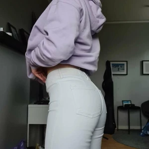 Vita jeans - Ett par super snygga vita jeans som inte kommer till användning längre då dem är för små. Nypris 299kr om jag inte har fel. Mitt pris 99kr.