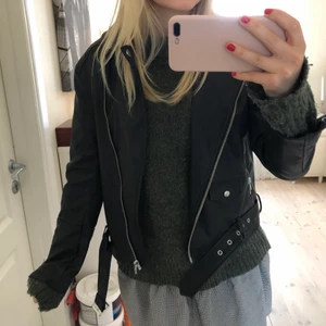 Skinnjacka  - Säljer nu denna snygga skinnjacka från H&M, då den inte kommer till användning. Är i storlek s, men passar även xs, för den som vill ha den mer oversized🖤