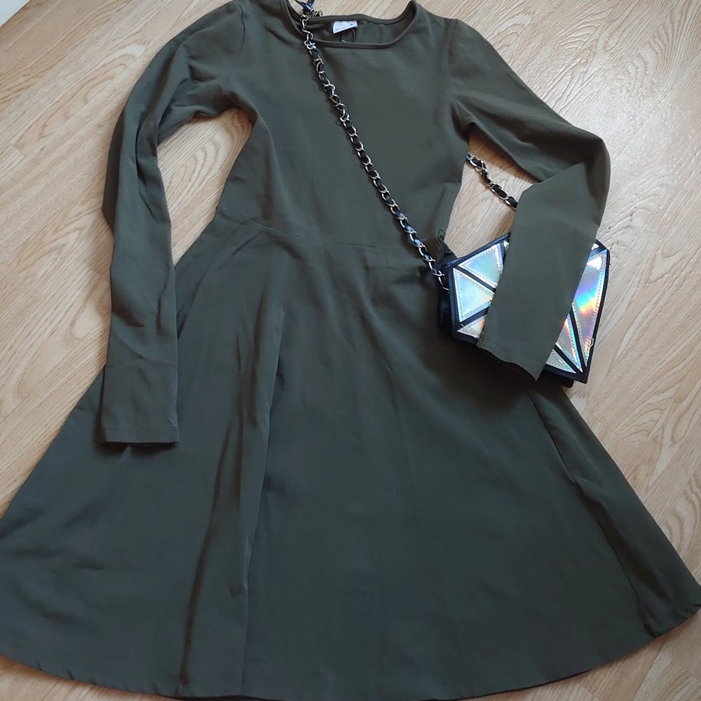 mörkgrön klänning med långa ärmar, in Good condition from Gina Tricot, xs. Klänningar.
