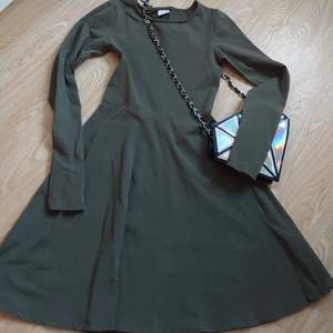 mörkgrön klänning med långa ärmar, in Good condition from Gina Tricot, xs