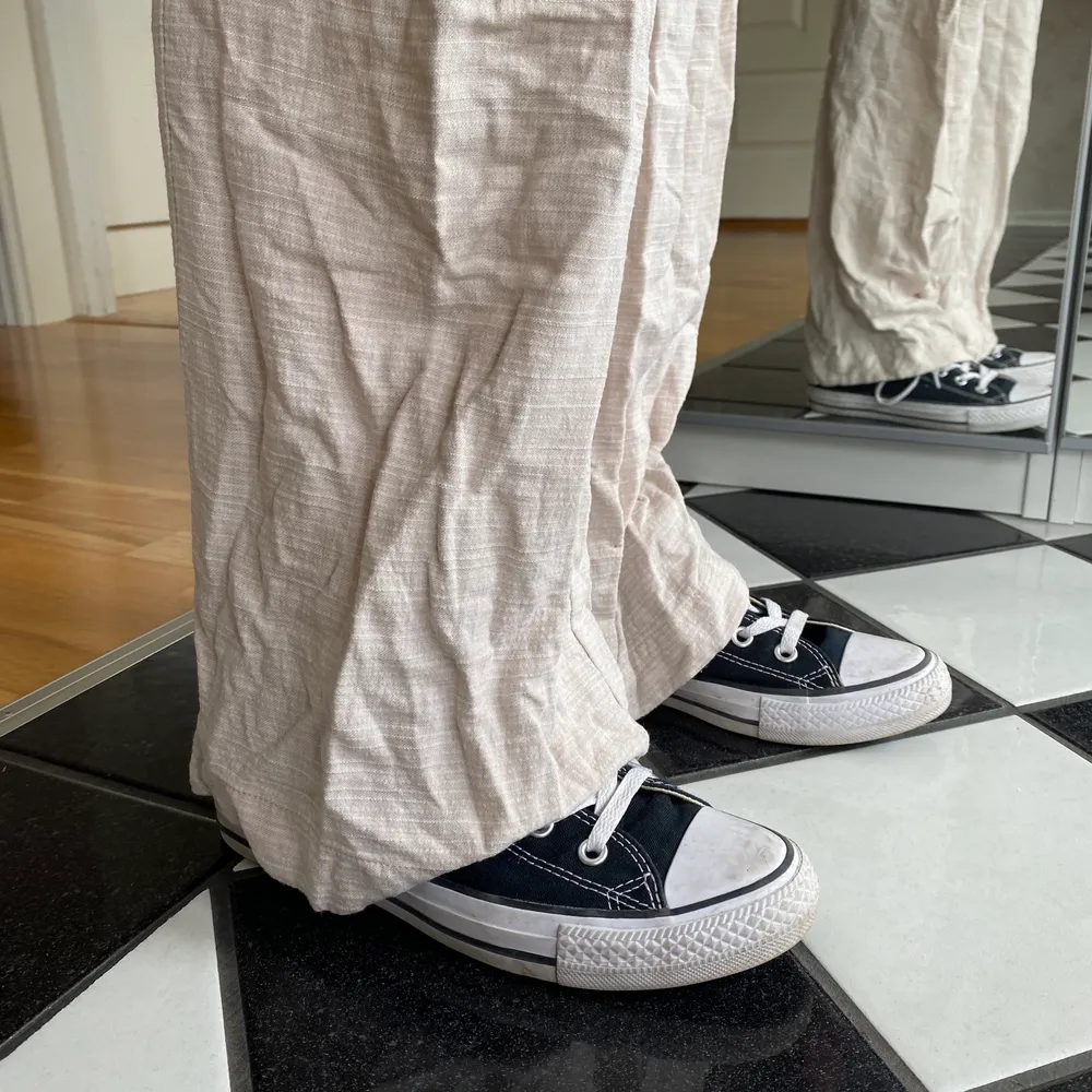 Sköna Linné byxor som även är snygga och långa. De är från hm men säljs inte längre. Sista bilden är lånad men det är samma byxor, buda nedan👇🏼 Skriv gärna om du har någon fundering🥰 jag är 168 cm💕. Jeans & Byxor.