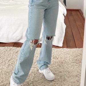 Säljer mina snygga jeans med hål på knäna, (från Gina) 🖤🖤