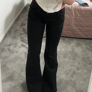 Bootcut jeans  - Svarta Bootcut jeans från crocker, de är uppsydda ungefär 2 cm. Bra skick, har använt några gånger, köptes för 900kr. Skriv till mig om du vill ha fler bilder och är intresserad!
