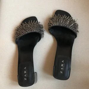 Sandaler från Zara stl: 38 - Så fina sandaler från Zara, sparsamt använda då dem är för små... men kunde inte hålla mig från att köpa dem ändå! 