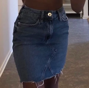 Slutsåld River Island Jeans Kjol - Slutsåld River Island kjol med lite lösare passform, använd fåtal gånger, fint skick! I Storlek 36 men passar även folk med storlek 34 och 32 beroende på hur löst man vill att de ska sitta. Nypris 450 säljer för 100kr🤍🤍🤍 Köparen står för frakt!