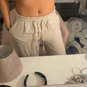 Linnebyxor  - Säljer att par linnebyxor som jag köpte på hm förra året, knappt använda pga de sitter lite tajt i midjan pga att jag är lite större i midjan. Jag är 173-175 och sitter bra i längden. Det är st 38 men passar definitivt en 36a. Dessa finns inte kvar längre vad jag vet. Men skriv privat om du är intresserad.