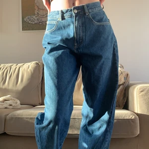 Pull & bear mom jeans - Fett snygga mom jeans , dom är uppvikta därnere och är lite 80 tals vibe. Fin färg, knappt använda. Storlek 36. 