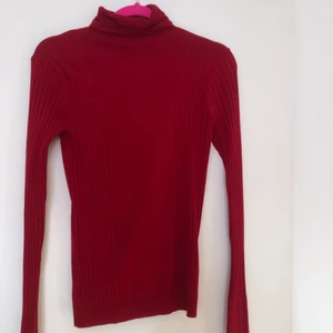 Polotröja strl S - En otroligt fin röd polotröja i strl 8/S. Tröjan är köpt i London på butiken Next för cirka två år sedan. Använd max 1 gång. Otroligt bra skick.