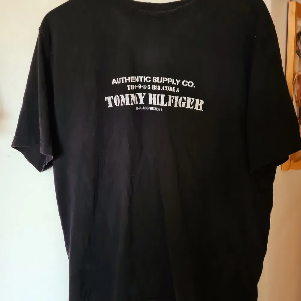 Svart Tommy Hilfiger T-shirt i bra skick. Storlek Large.   Köparen står för fraktkostnad,  bor Du i Västerås så möts vi upp någonstans 🙂. T-shirts.