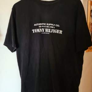 Svart Tommy Hilfiger T-shirt i bra skick. Storlek Large.   Köparen står för fraktkostnad,  bor Du i Västerås så möts vi upp någonstans 🙂
