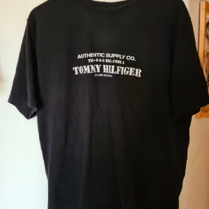 Tommy Hilfiger svart t-shirt storlek L - Svart Tommy Hilfiger T-shirt i bra skick. Storlek Large.   Köparen står för fraktkostnad,  bor Du i Västerås så möts vi upp någonstans 🙂