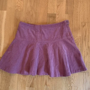 Rosa Manchester Kjol - Supersöt rosa machesterkjol med gulligt tyg där inne, står strl 42 men sydde in den så midjemåttet är ca 76 cm nu☺️ Frakt tillkommer💓