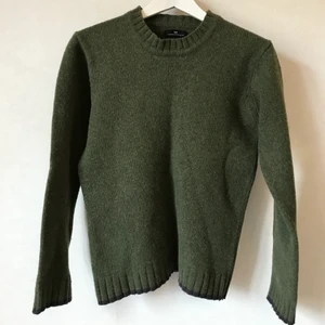 Grön tröja, Day Birger et Mikkelsen, S - Underbar mossgrön tröja i 80% ull från danska Day Birger et Mikkelsen. Grovt stickat men mjukt material och mörkblå detaljer i kanterna. Möjligen litet stelare än helt ny, men fortfarande mjuk och skön! Fungerar för både XS och S.  Kan mötas i Stockholm eller skicka mot fraktkostnad! ✨🌸✨