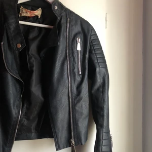 Skinnjacka  - Skinnjacka (fake skinn) från ciquelle. Ser ut som ny! 💞Nypris är 700. Pris kan diskuteras! 