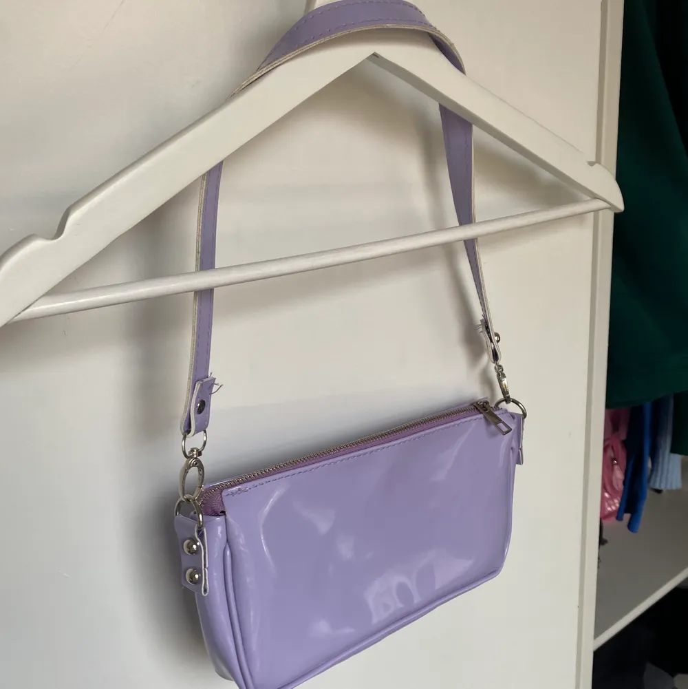 En lila lackväska från Shein! Väl använd men får ingen användning för den längre. . Väskor.