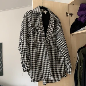 Oversized “kavaj” - Kan användas både över en topp eller som klänning/över en kjol till boots tex! Knappar fram