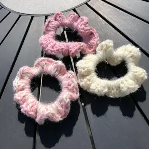 3 st vita och rosa scrunchies.