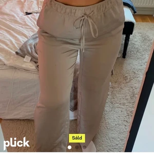Satin byxor  - Beige satin byxor, storlek M. Köptes nyligen här på Plick men var tyvärr för långa för mig. ( Bilden är lånad från första säljaren, har frågat om tillstånd )💕💕💕