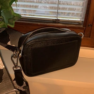 Väska  - Säljer denna väskan från ginatricot, ny pris 350kr men säljer för endast 70 kr+ frakt. Bandet går att ta av och byta till något annat. Mycket bra skick! Har en lite ficka på utsidan där du får plats med tex bankkort, den ha ren lite ficka på insidan med dragkedja. 