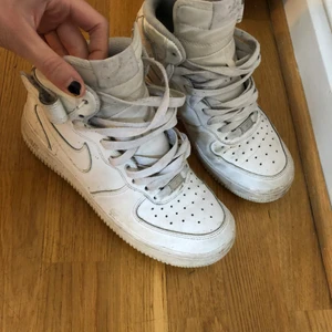 Nike - Höga nikeskor obs bortklippta remmar