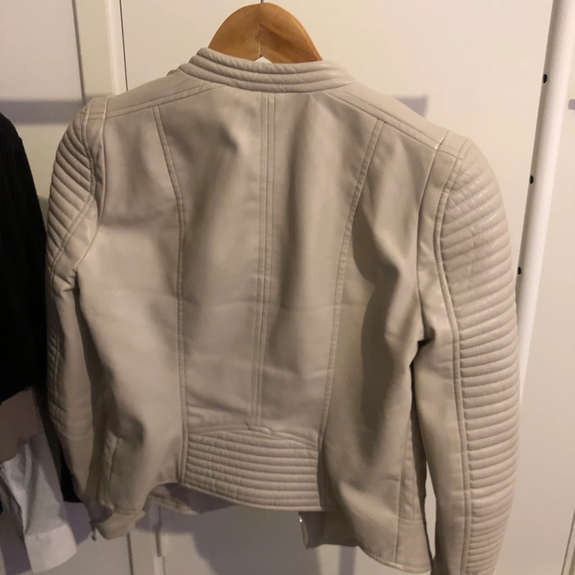 ”Beige” skinnjacka i strl 34. 