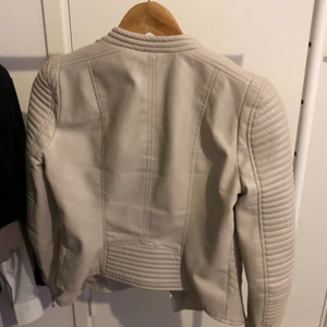 ”Beige” skinnjacka i strl 34.  - Skinnjacka som är sliten vid det stället ni ser på bild, annars helt fläckfri och jättebra. Pris kan diskuteras