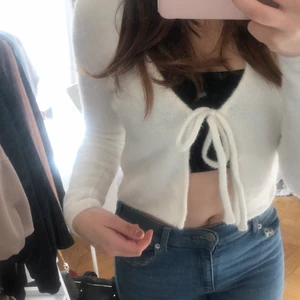 Söt kofta  - Populära koftan med snörning. Vit och fluffig jätte skönt material. Den sticks inte. Aldrig kommit till användning men tyvärr inte lappen kvar. Kan diskutera priset 