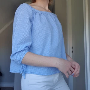 Blårutigblus - Blårutigblus i storlek S med knytning vid ärmarna. Frakt tillkommer 📦
