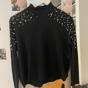 Tröja med pärlor - Säljer dena tröja med pärlor på, då den inte kommer till användning 😊