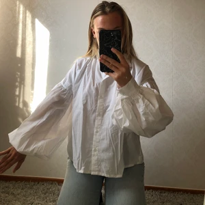 Poplinskjorta - Med stora armar! Skulle nog vara skitsnygg med en beige stickad väst! Aldrig använd pga för stor, har vanligtvis xs⚡️