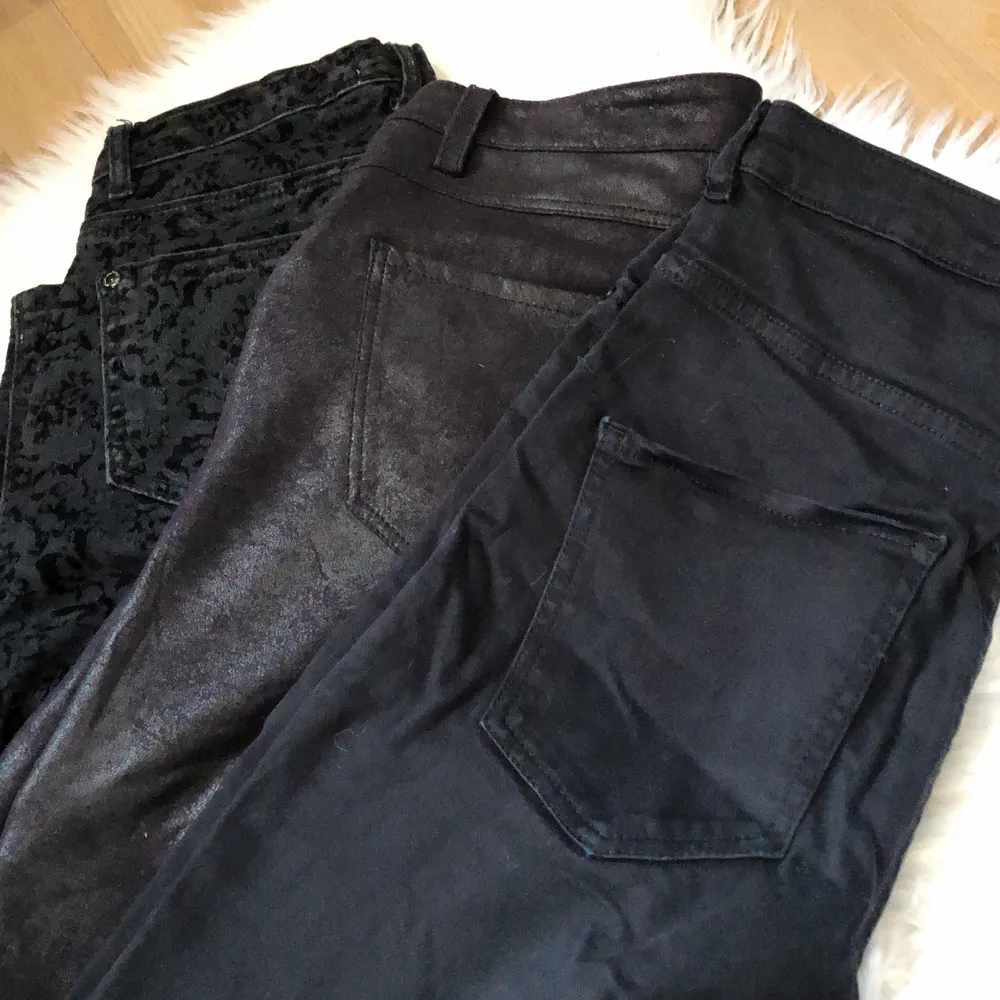 Tre par olika byxor, paketpris 100 eller 50/st. Vid fler frågor eller bilder är det bara att höra av sig.🤍🤍. Jeans & Byxor.