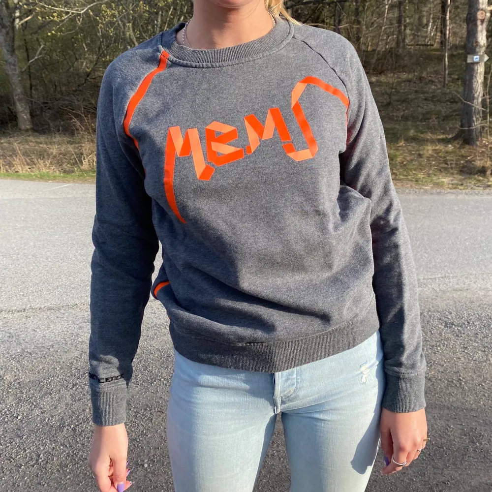 Jättecool sweatshirt från Marc Jacobs med tryck och text på ärmen. Använd en gång. . Tröjor & Koftor.