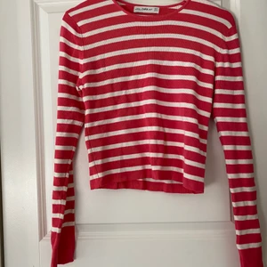 Tröja från Zara - En fin tröja från Zara, använd väldigt få gånger och är i fint skick. Frakten är inte inkluderad i priset då jag inte vet helt 100 vad den blir. Köparen står för frakt.  Allt som säljs kommer från ett rent djur- och rökfritt hem.