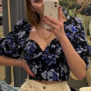 Blommig croppad blus - Denna topp är endast använd ett fåtal gånger och jag säljer nu för att jag inte använder den så mycket som den förtjänar! Den sitter super fint och smickrande på kroppen, och kostade 400kr ursprungligtvis. Är flera intresserade blir det budgivning! 🤍