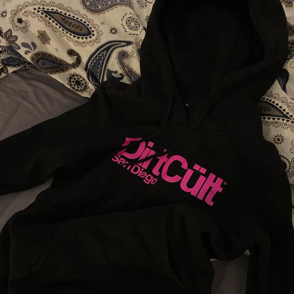 Säljer nu min dirtcult hoodie med rosa text, storlek M i tjej modellen (passar S) beroende på hur man vill att den ska sitta, säljer pågrund av för liten för mig, använd några gånger men är i bra skick som ny! Säljer för 300kr + frakten 📦 . Hoodies.