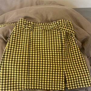 Kort gul kjol - Iconic 2000tals kjol, sjukt bra skick finns inga fel säljer pga den ej ser bra ut på mig. Den har en liten ben öppning och man kan anpassa den till sitt egna midjemått !❤️