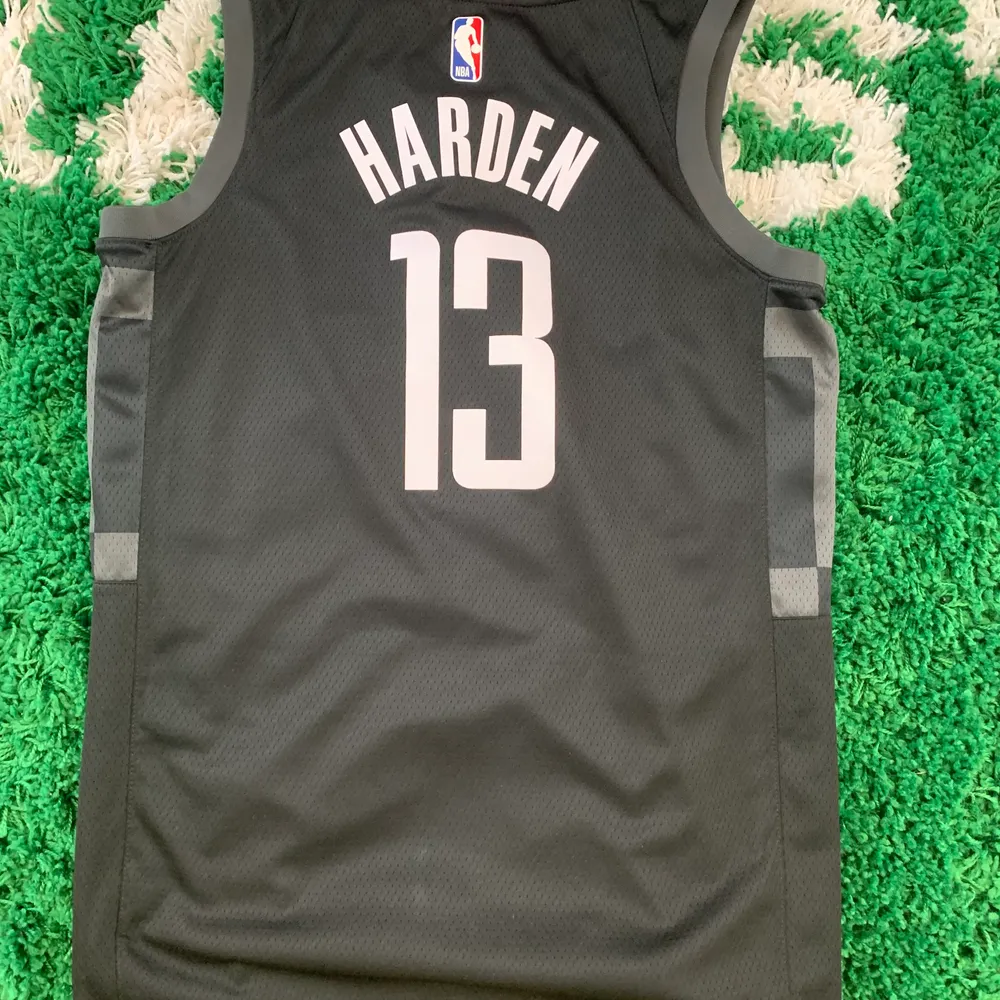 Houston Rockets NBA jersey linne. James Harden #13. Autentisk nba linne, nypris 899kr. Mitt pris 499kr. Nyskick. Nike. Storlek S men snarare M.. T-shirts.