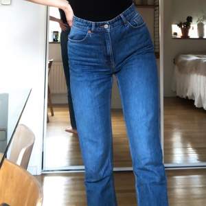 Säljer dessa superfina blåa monki jeans i en rak modell. Köptes förra året, knappt använda då de är för stora för mig. Passar storlek 26-28 skulle jag säga. Säljer för 150kr + eventuellt frakt om ni önskar att de fraktas ☺️