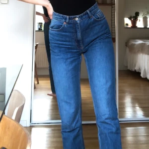 Monki jeans  - Säljer dessa superfina blåa monki jeans i en rak modell. Köptes förra året, knappt använda då de är för stora för mig. Passar storlek 26-28 skulle jag säga. Säljer för 150kr + eventuellt frakt om ni önskar att de fraktas ☺️