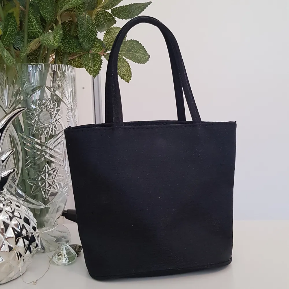 En söt liten handväska som har ett lite glitteraktigt material! Aldrig använd och är i ett fint skick🥰 Väskan har bara ett fack! Köparen står för frakten!. Väskor.