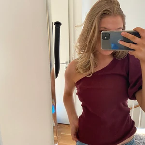 Vinröd one shoulder tröja - Tröjan är lite nopprig men syns inte jätte mycket