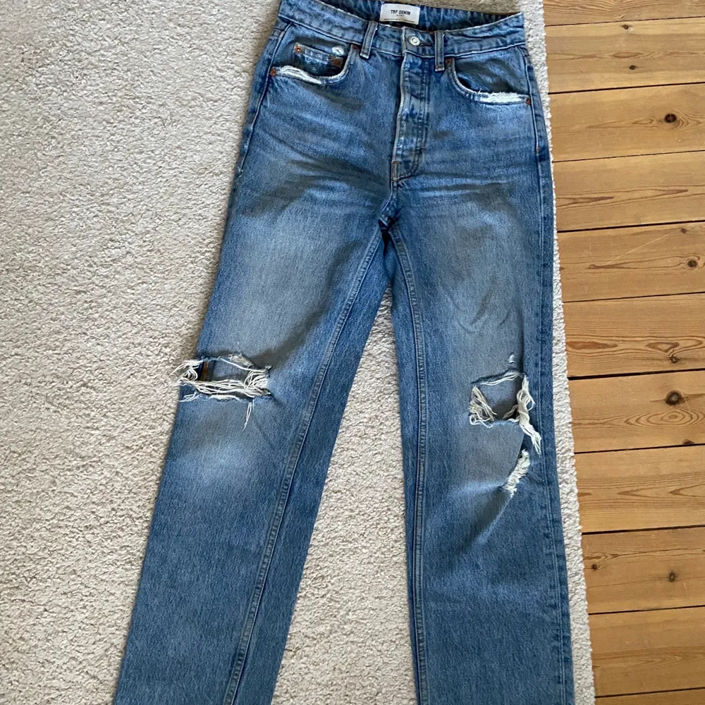 Superfina raka zara jeans i strl 32 men passar även storlek 34! . Jeans & Byxor.