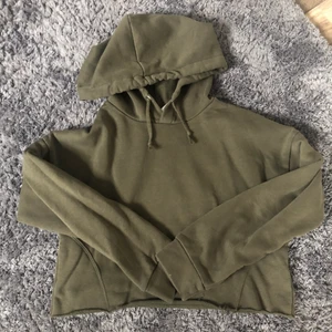 Hoodie - Grön hoodie från lager 157 i strl XS/S, snörena är klippta pga de var för långa för min smak! Skriv för intresse!