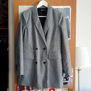 Dubbelknäppt kavaj, strl 38 - Snygg dubbelknäppt kavaj i hundtandsmönster från Gina Tricot